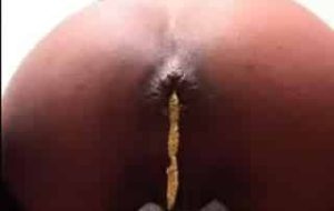 belle latine fait caca en talon