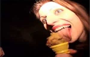 Une mange une glace a la merde