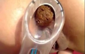 Asiatique chie avec un spéculum dans le cul devant sa webcam