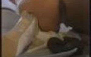 Superbe blonde en cuissarde fait caca dans une assiette