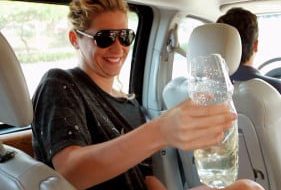 Ke$ha urine dans une bouteille et goûte sa pisse