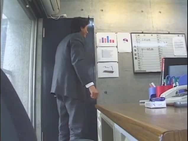 Femme d’affaire japonaise fait caca dans le bureau