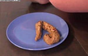 Jolie blonde qui fait caca dans une assiette