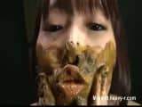 Jeune salope Japonaise mange de la merde et aime ca