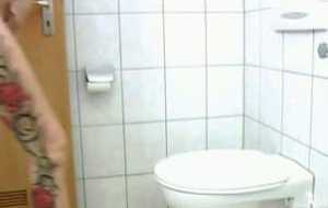 belle et jeune brune pisse par terre et lèche le sol
