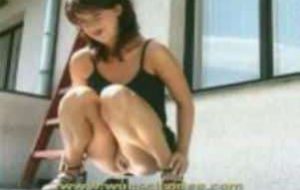 Jolie jeune femme qui pisse assise