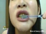 japonaise se brosse les dents avec du caca