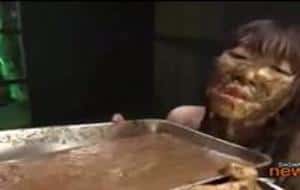 Japonaise soumise prend un bain de merde et vomi du caca