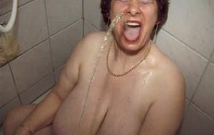 Olga la grosse mature francaise se fait pisser dessus