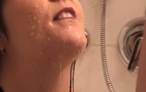 Femme nue se fait pisser dans la bouche et fait pipi