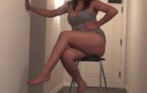 superbe latina plantureuse fait caca sur le sol et zoom sur anus