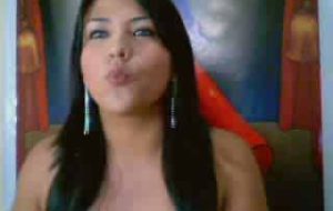 Sublime brune aux yeux clair mange un bout de merde sorti de son cul