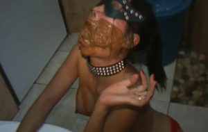 suzy caca 6 lèche les chiottes pleine de merde