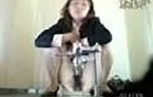 UPDATE 2025 femme d’affaire japonaise a la chatte poilue chie en spy cam