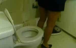 femme en talon fait caca sur ses toilettes