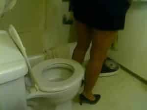 femme en talon fait caca sur ses toilettes