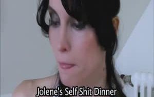 BCBG bourgeoise mange de la merde pour diner