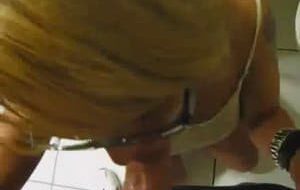 Superbe MILF a lunette suce et se fait pisser sur le visage [MAJ VIDEO OK]