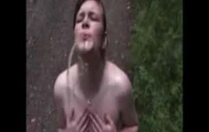 [URO] Encore une rousse qui se fait pisser dans la bouche