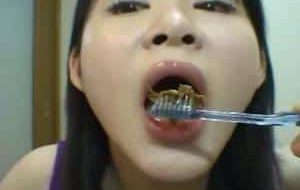 Japonaise Délurée se lave les dents avec de la merde