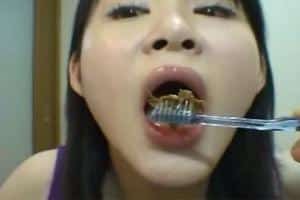 Japonaise Délurée se lave les dents avec de la merde