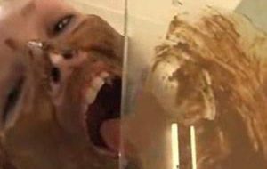 Douche a la merde pour femme coquine
