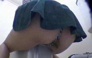 Toilet accident , tellement pressée qu’elle chie a travers son string