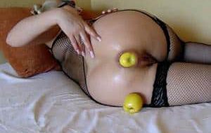 bourgeoise anal insertion de pomme dans l’anus puis elle les chie