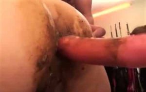 Chatte ouverte remplit de pisse et baise recouverte de merde
