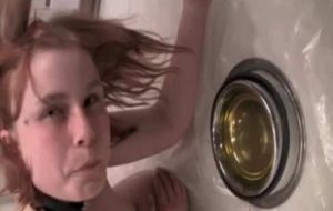 Petgirl soumise boit sa propre pisse dans une gamelle pour chien