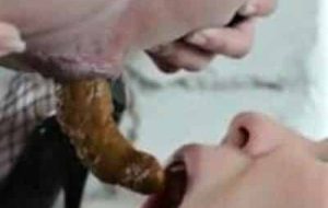 Dominatrice blonde chie dans la bouche de sa soumise brune