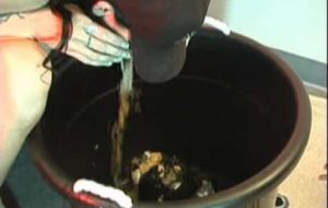 brune tattouée doigt dans la bouche jusqu’a vomir