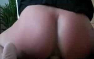 Elle chevauche un gode et chie en même temps
