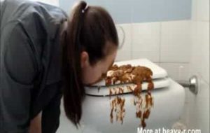 Femme fait caca sur la cuvette des chiottes et lèche mange sa propre merde