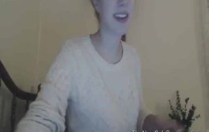 Jeune femme sexy chie dans les toilettes