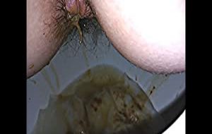 femme qui à la diarrhée en vidéo scato