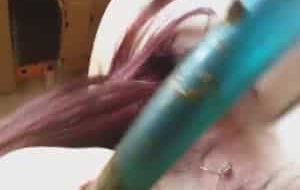 Nana coquine lèche un gode plein de merde qui sort de son cul