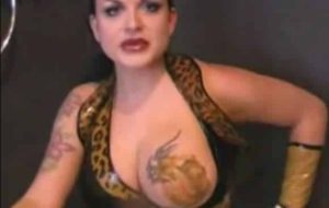 Massage a la merde sur les gros seins d’une MILF dominatrice