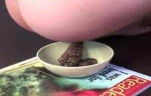Etudiante chie un énorme caviar de merde dans un bol