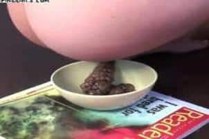 Etudiante chie un énorme caviar de merde dans un bol