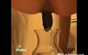 Femme mature chie dans une carafe d’eau