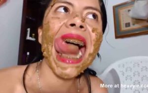 Belle latine se barbouille le visage de merde après avoir chier