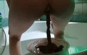 Magnifique latine décide chier et pisser dans une assiette. Update@2025