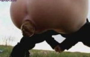 madame fait une grosse merde dehors pepouse
