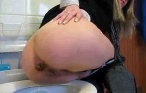 Jolie blonde maigre sort un gros caca [update 2025]