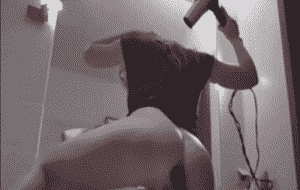 Elle fait caca dans sa salle de bain pendant qu’elle se seche les cheveux