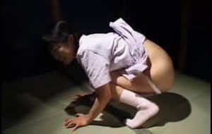 Hallucinant japonaise vomit tout en faisant caca