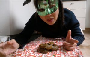 Voila une belle Japonaise qui joue avec sa merde en webcam [MISE A JOUR 04/11/2024]