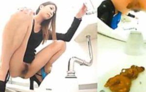 Belle femme défèque dans des toilettes filmées |MAJ VIDEO 2023|