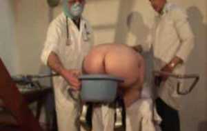 Controle gynecologique pervers avec lavement pisse et fist